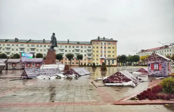 Ветер сломал торговые палатки на центральной площади города /&nbsp;@orshaeu
