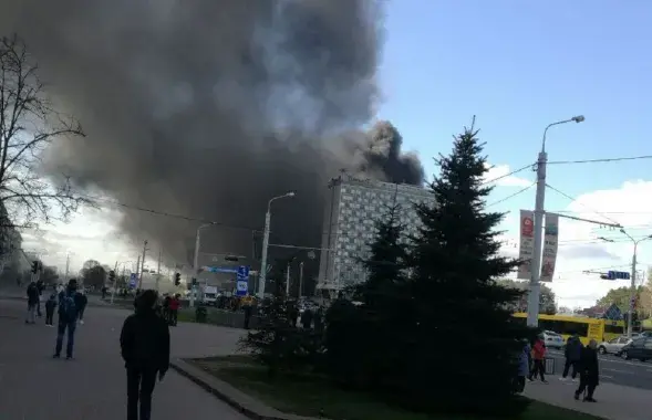Столб дыма возле гостиницы "Турист"