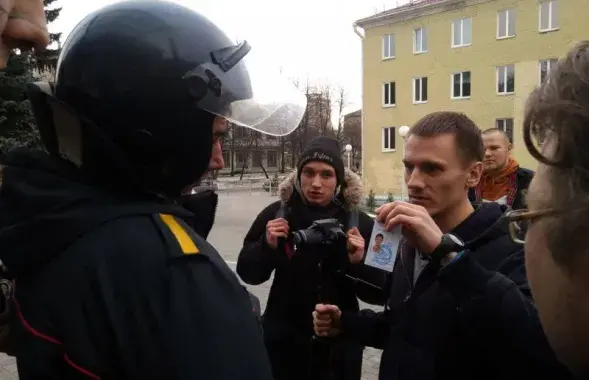 Экс-политзаключенные Дмитрий Полиенко и Николай Дедок возле суда. Фото: Новы час
