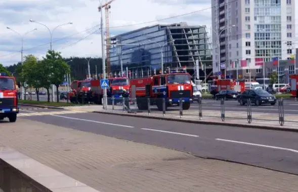 Пажарныя разлікі каля станцыі метро "Усход" /&nbsp;twitter.com/112MINSK&nbsp;&nbsp;&nbsp;&nbsp;