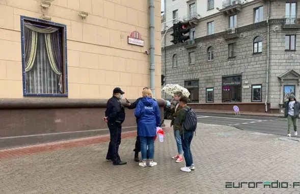 Людзей з бел-чырвона-белым сцягам не пускаюць на плошчу Незалежнасці ў Мінску / Еўрарадыё