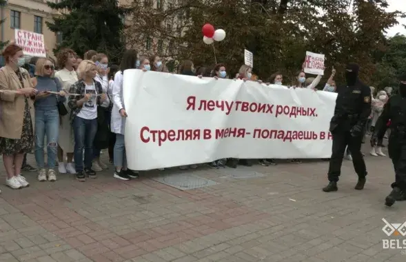 Медики с плакатом против насилия. Минск, август 2020-го / Белсат​