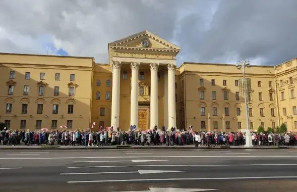 Протестующие у здания КГБ в Минске / Еврорадио
