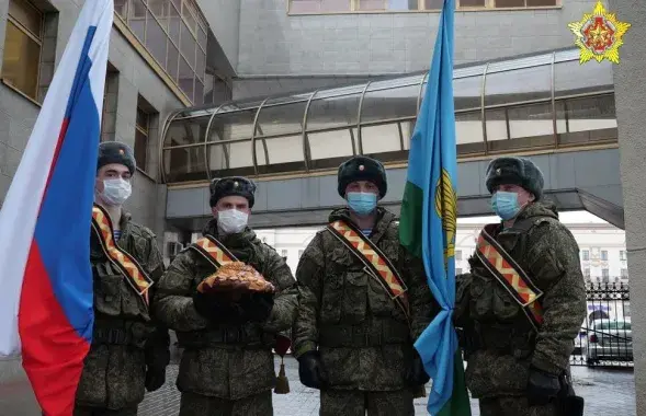 Расійскія дэсантнікі на вакзале ў Мінску / Мінабароны