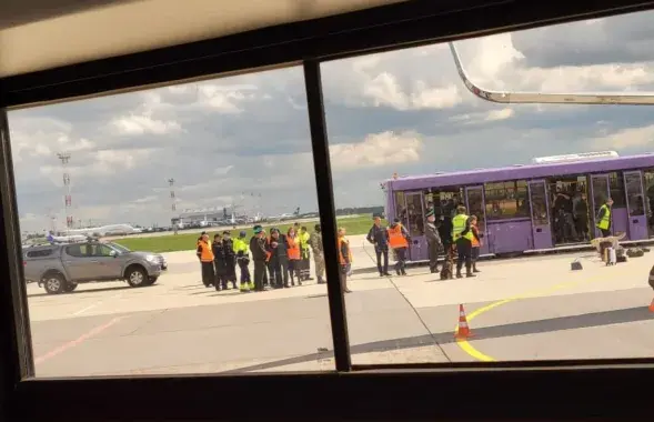 Дагляд пасажыраў борта Ryanair ў Мінску
