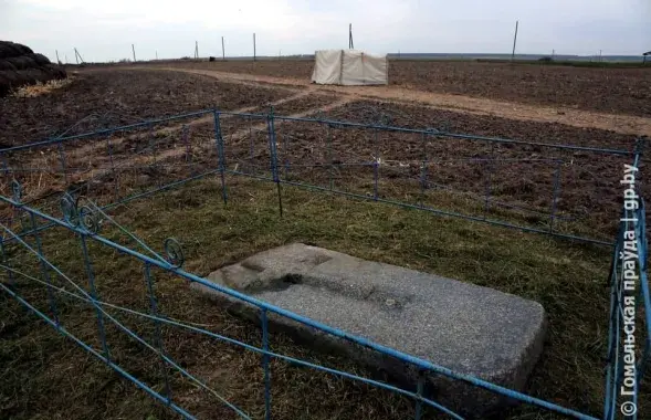 Незвычайную знаходку накрылі плёнкай, непадалёк ад яе знаходзіцца надмагільная пліта 1882 года / "Гомельская праўда"
