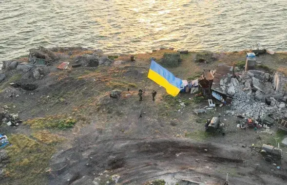 Момент установки флага Украины на острове Змеиный / facebook.com/SpecialUnitZgard