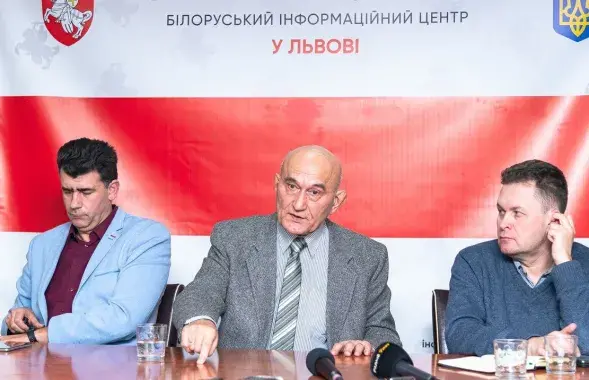 Зянон Пазняк (у цэнтры) / t.me/zianon_pazniak

