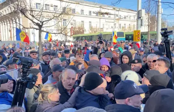 Полиция сдерживает протестующих, пытающихся прорваться к зданию правительства Молдовы / NewsMaker

&nbsp;
