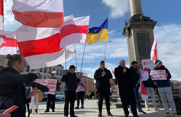 Зянон Пазняк прамаўляе на Дзень Волі ў Варшаве / Еўрарадыё
