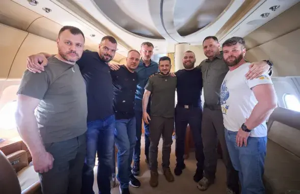 Командиры защитников "Азовстали" вместе с Зеленским / тг-канал Зеленского&nbsp;
