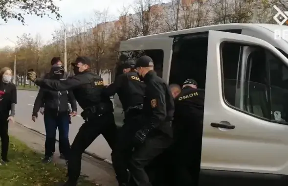 Кадр с видео "Белсата", где силовики распыляют газ в лица протестующих.