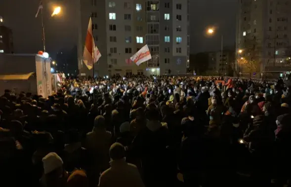 Людзі сабраліся на "Плошчы перамен" пасля з'яўлення інфармацыі пра смерць Рамана Бандарэнкі&nbsp;/ Еврорадио