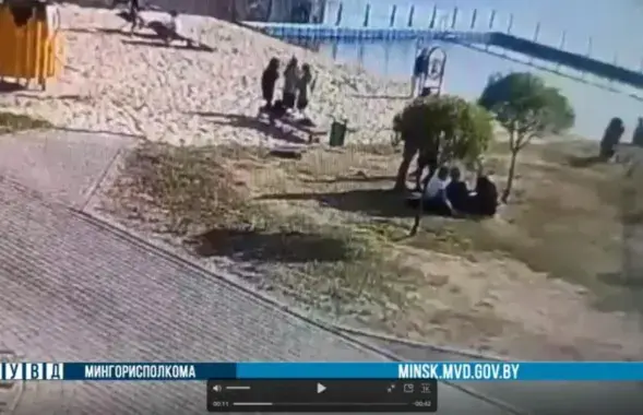 Пляж / кадр из видео ГУВД Мингорисполкома
