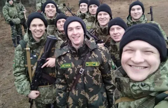 Яўген Траян (у цэнтры) / з асабістага архіва афіцэра
