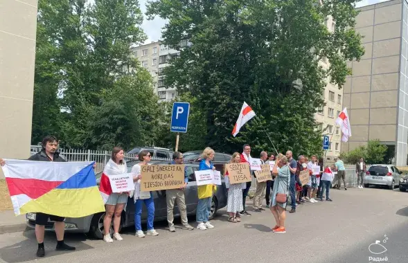 Родныя і сябры абвінавачанага ля пракуратуры Літвы /&nbsp;radiounet.fm
