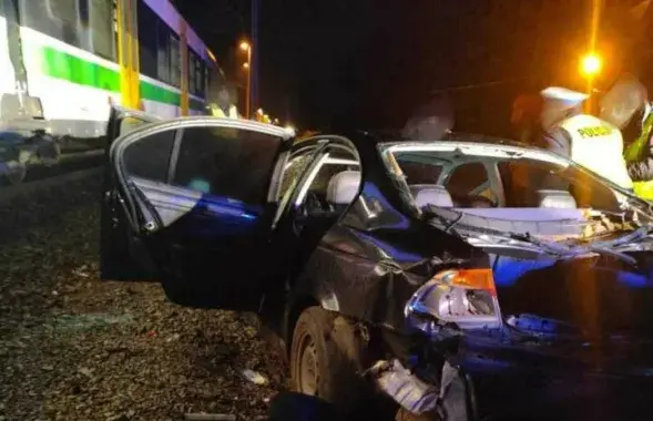 БМВ попал под поезд / nowydwor.policja.gov.pl

