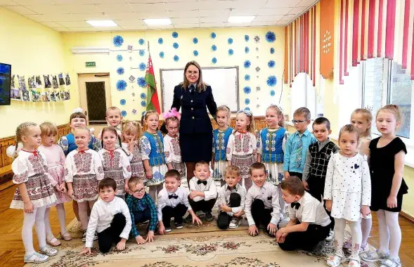 Памочніца пракурора з выхаванцамі садка №58 / vitbichi.by

