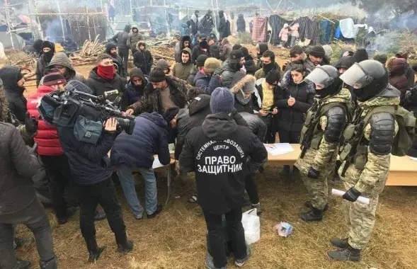 Провластный "правозащитник" под защитой силовиков среди мигрантов