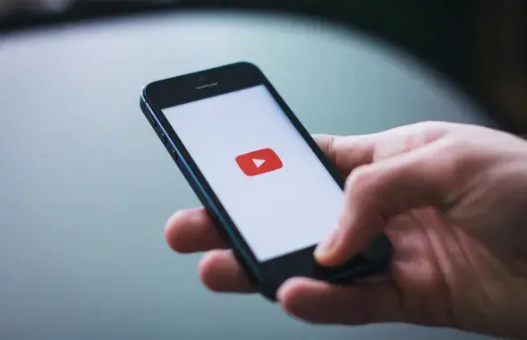 За подписку на YouTube-канал NEXTA предприниматель попал на "сутки" / pexels.com
