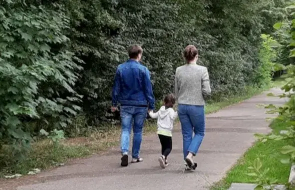 Молодые родители / DW
