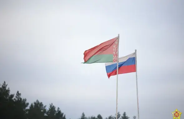 Флаги на белорусском военном полигоне /@modmilby
