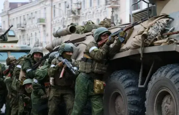 Бойцы ЧВК у здания штаба Южного военного округа в Ростове / ТАСС
