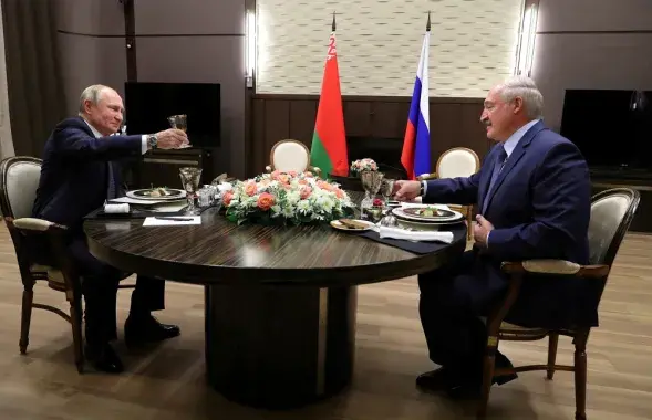 Аляксандр Лукашэнка і Уладзімір Пуцін падчас першай "інтэграцыйнай" сустрэчы ў Сочы 7 снежня / Reuters