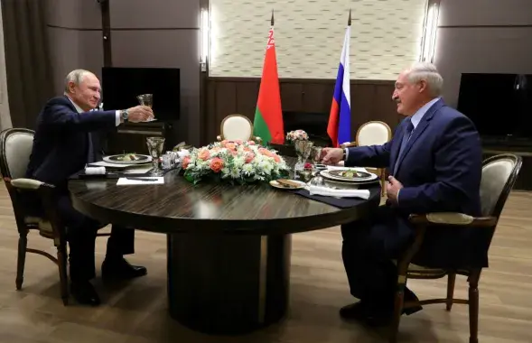 Владимир Путин и Александр Лукашенко на архивном фото Reuters.​