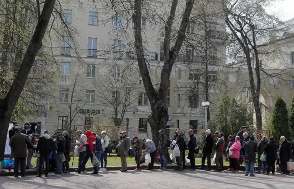 Раздача ежы ў Міхайлаўскім скверы ў цэнтры Мінска падчас пандэміі COVID-19 / Васіль Федасенка / Reuters
