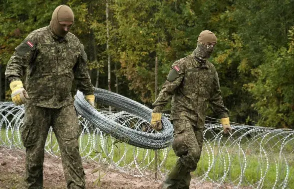 Страны ЕС отгораживаются от Беларуси колючей проволокой и начинают строить стены на границе / Reuters