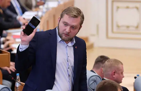 Григорий Азаренок, справа от него сидит Александр Шпаковский / БЕЛТА
