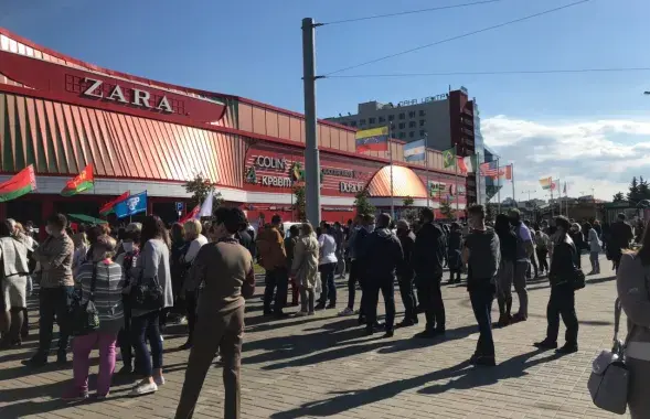 Очередь желающих поставить подпись за Александра Лукашенко / Еврорадио
