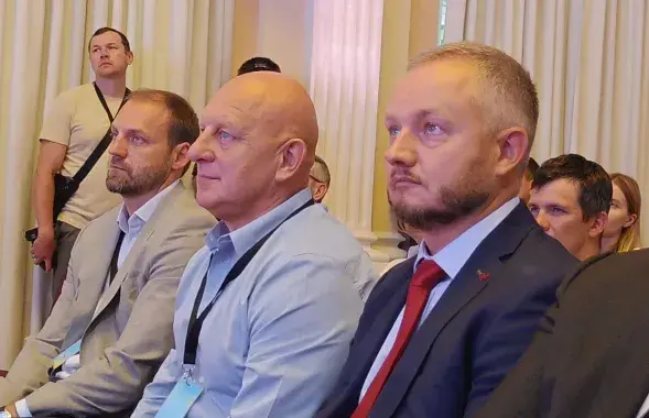 Валерий Сахащик (в центре) на конференции "Новая Беларусь" в Вильнюсе / Еврорадио
