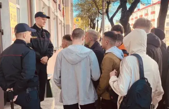 Міліцыя дзяжурыць каля сэканд-хэнда ў Гомелі / t.me/flagshtok
