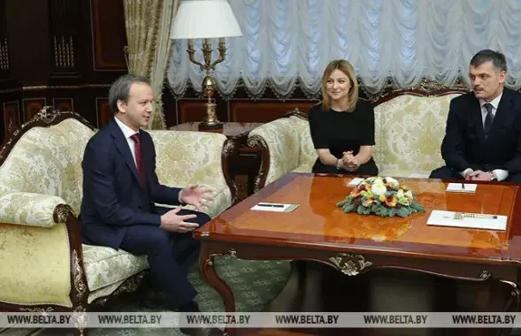 Анастасія Сарокіна з прэзідэнтам Міжнароднай федэрацыі шахмат (ФІДЭ) Аркадзем Дварковічам і міністрам спорту і турызму Беларусі Сяргеем Кавальчуком / З архіву&nbsp;БЕЛТА