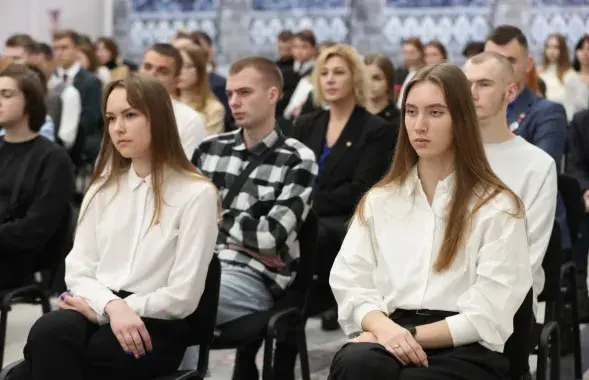 Твары студэнтаў, якія слухаюць пра размеркаванне / t.me/sovrep
