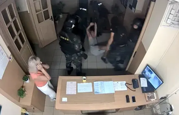 Супрацоўнікі АМАП выносяць студэнта з інтэрната / hrodna.life​