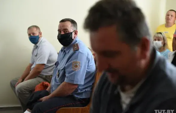 Участковый Василий Звягин (на снимке в форме) задерживал Евгения Василькова (справа) и свидетельствовал против него в суде / TUT.by​