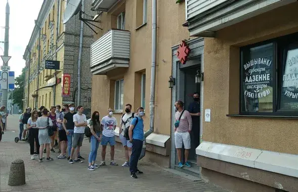 Так выглядела очередь возле магазина symbal.by / Еврорадио​