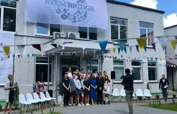 Выпускны ў школе "Стэмбрыдж" у Мінску, 2021 год / facebook.com/stembridge.by
