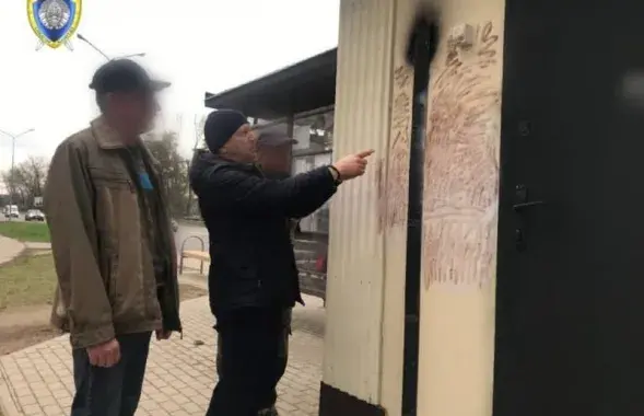 Святослав Удот возле горящей "Табакерки" / Пресс-служба Следственного комитета​