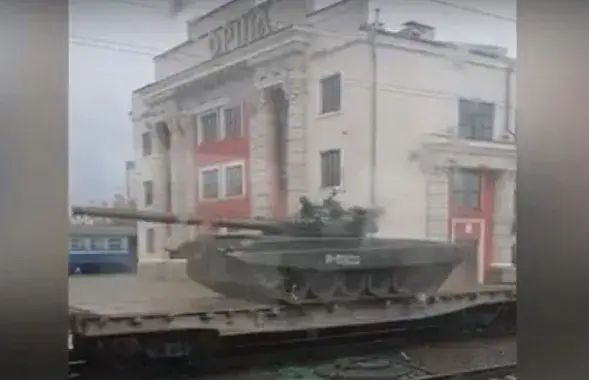 Танки, едущие из Беларуси в Россию / кадр из видео
