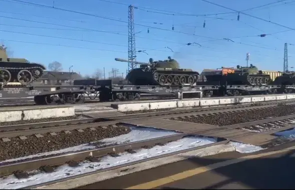 Старые советские танки едут на фронт / кадр из видео

