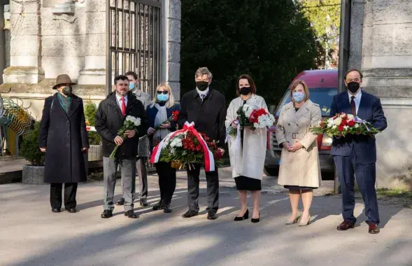 Святлана Ціханоўская і дыпламаты перад ускладаннем кветак да помніка "Маці Чарнобыля" ў Вільні / @ tsikhanouskaya​
