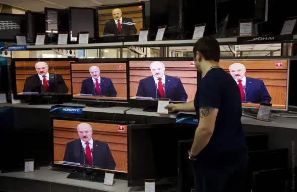 Detainee forced to watch Lukashenka's speeches / Sample photo