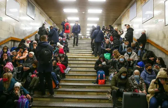 Людзі хаваюцца ад абстрэлаў ў метро Кіева&nbsp;/ Reuters
