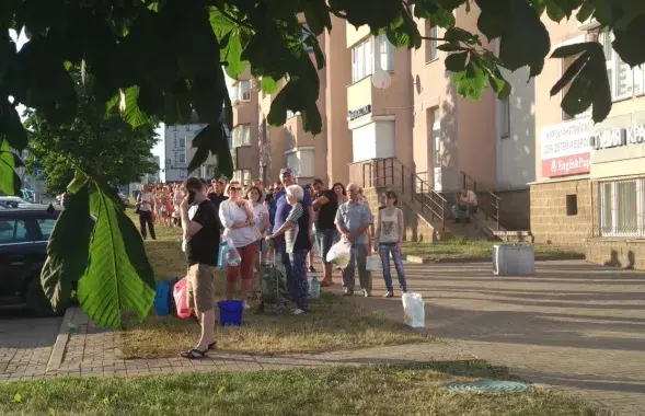 Людзі чакаюць падвозу вады ў Сухараве ў Мінску, чэрвень 2020-га / З архіву Еўрарадыё​
