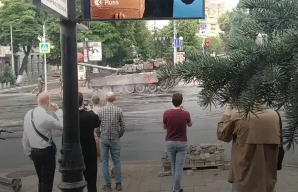 Ваенная тэхніка ПВК "Вагнер" у Растове-на-Доне 24 чэрвеня 2023 года /&nbsp;bbc.com
