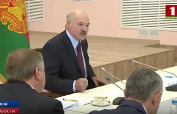 Лукашенко так возмущался, что даже стучал кулаком по столу. Скриншот с видео телеканала "Беларусь 1".​